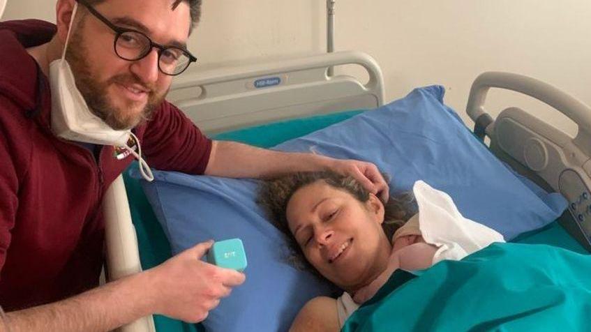 In sala parto la proposta di nozze del sindaco alla neo mamma