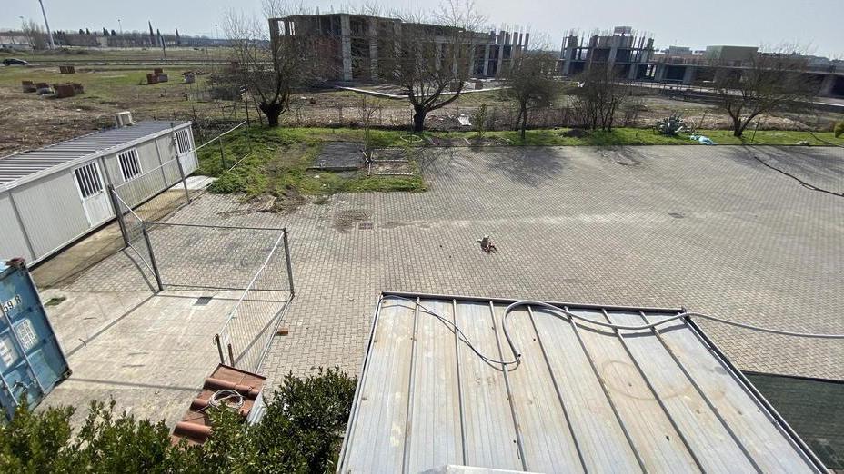 L’area dove sorgerà il centro (foto di Franco Silvi)