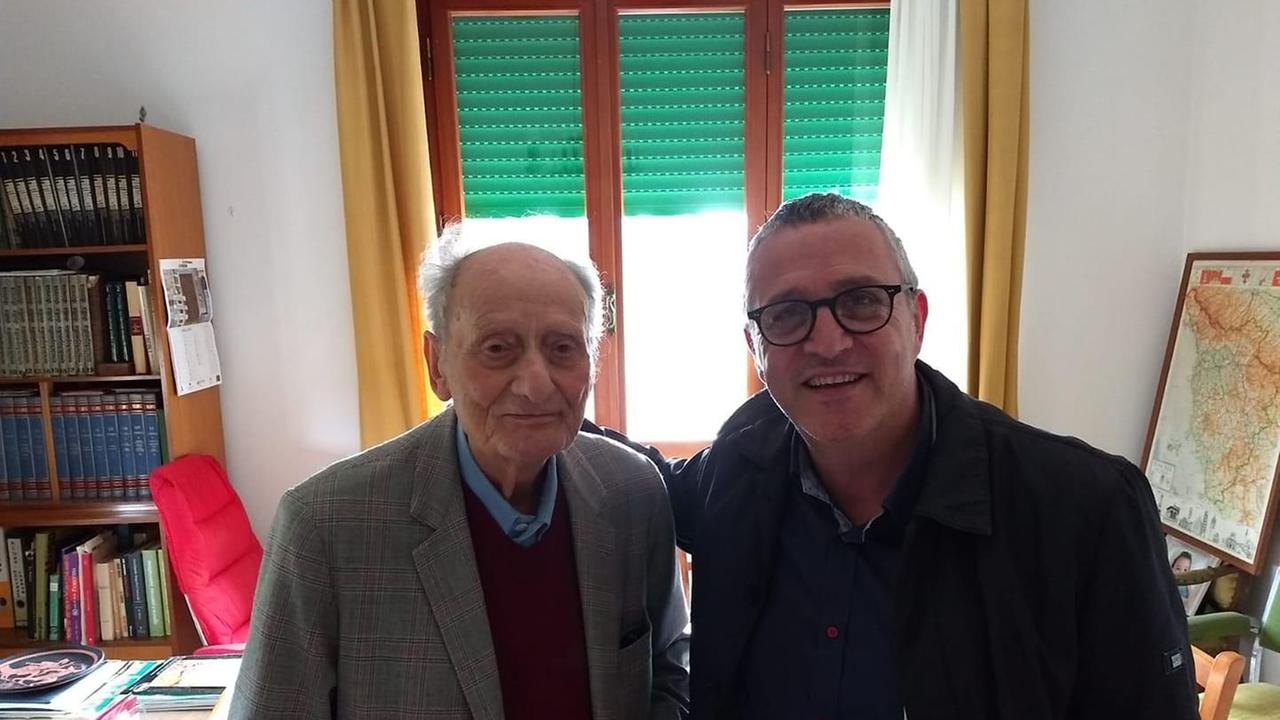 Serrano Pucci, a sinistra, con Alessandro Giunti, attuale sindaco di Capraia e Limite