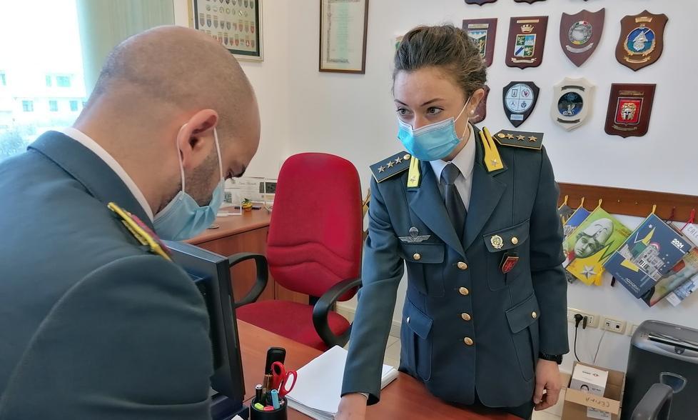 La capitana della finanza Elena Mariotti durante gli accertamenti