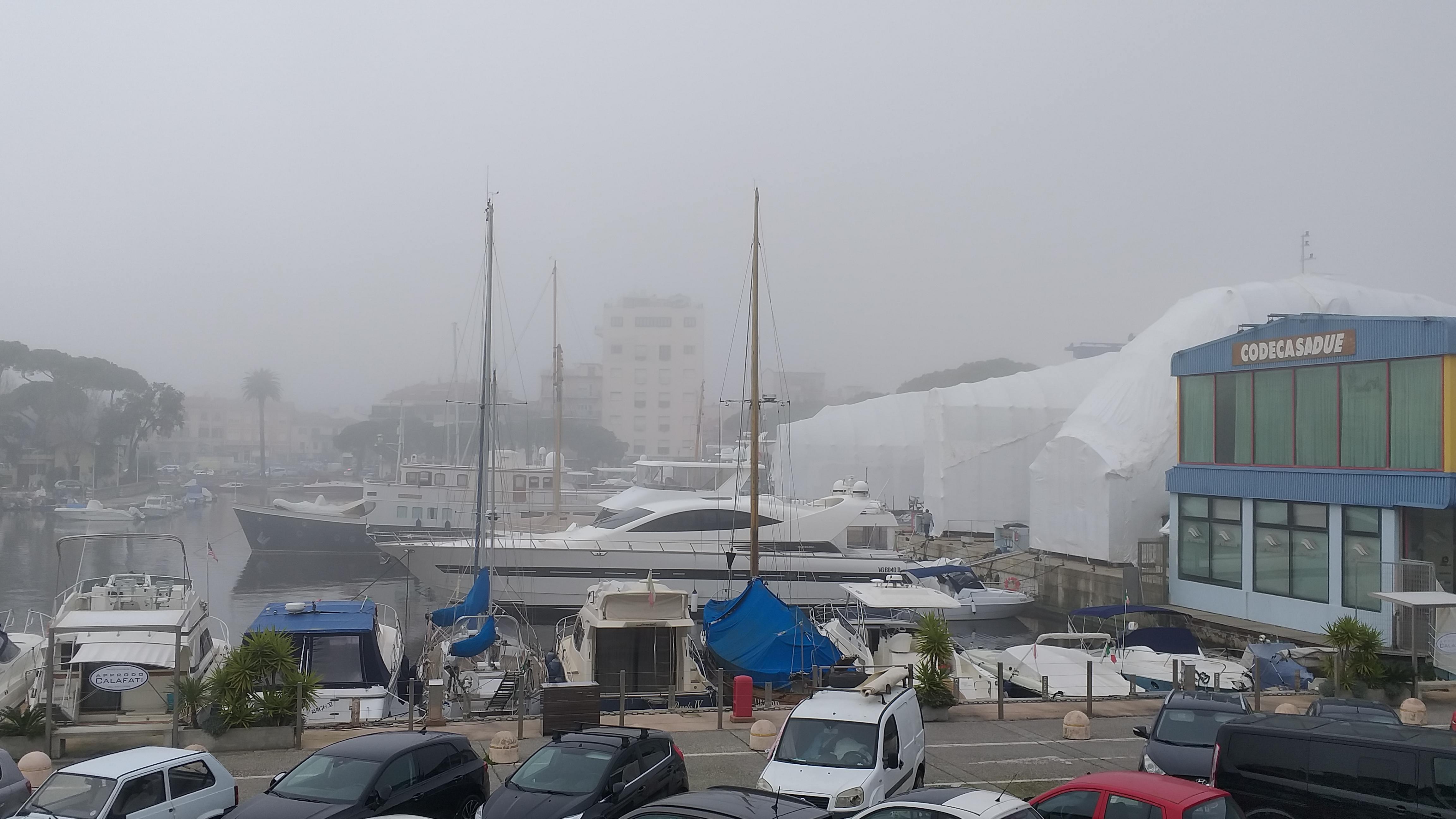 Improvvisa nebbia in Versilia regala immagini suggestive