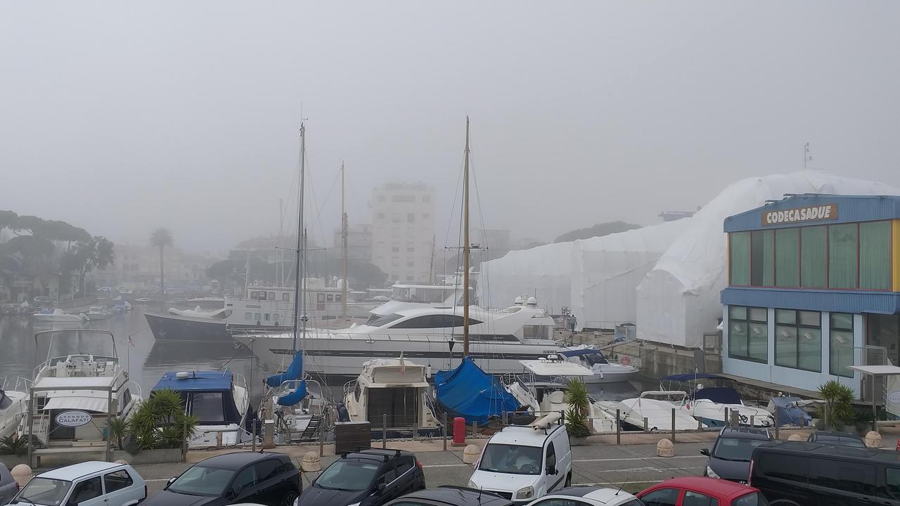 Improvvisa nebbia in Versilia regala immagini suggestive