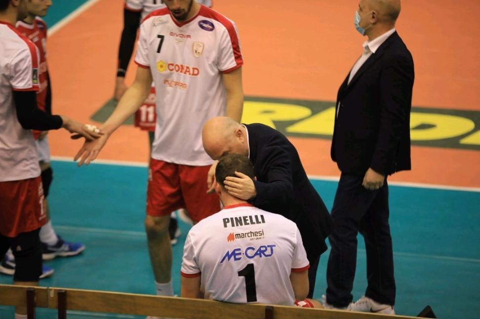 Il coach del Volley Tricolore, Vincenzo Mastrangelo cerca di consolare Pinelli