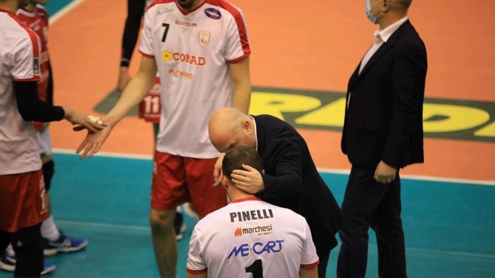 Il coach del Volley Tricolore, Vincenzo Mastrangelo cerca di consolare Pinelli