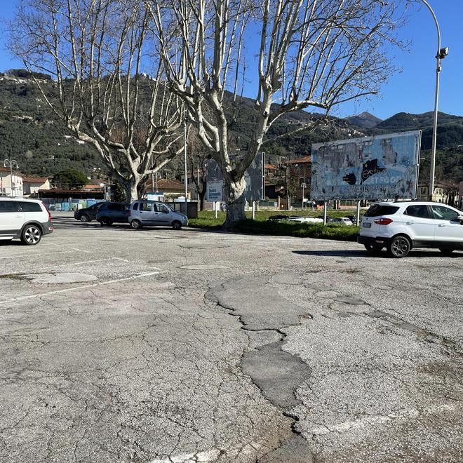 In piazza della Pesa avvallamenti e buche