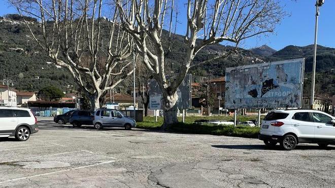 In piazza della Pesa avvallamenti e buche