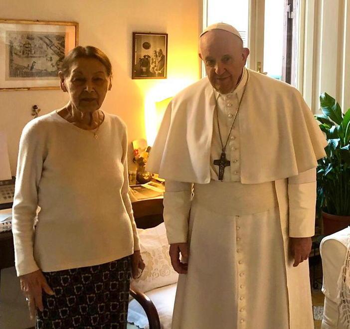 Il papa a casa di Edith Bruck sopravvissuta alla Shoah