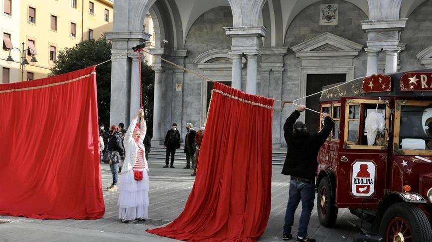 La protesta è uno spettacolo «Aprite, in sicurezza si può»