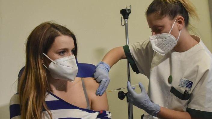 Le domande sui vaccini? Su WhatsApp tutte le risposte