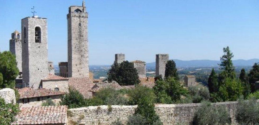 Bus di collegamento tra Volterra e San Gimignano