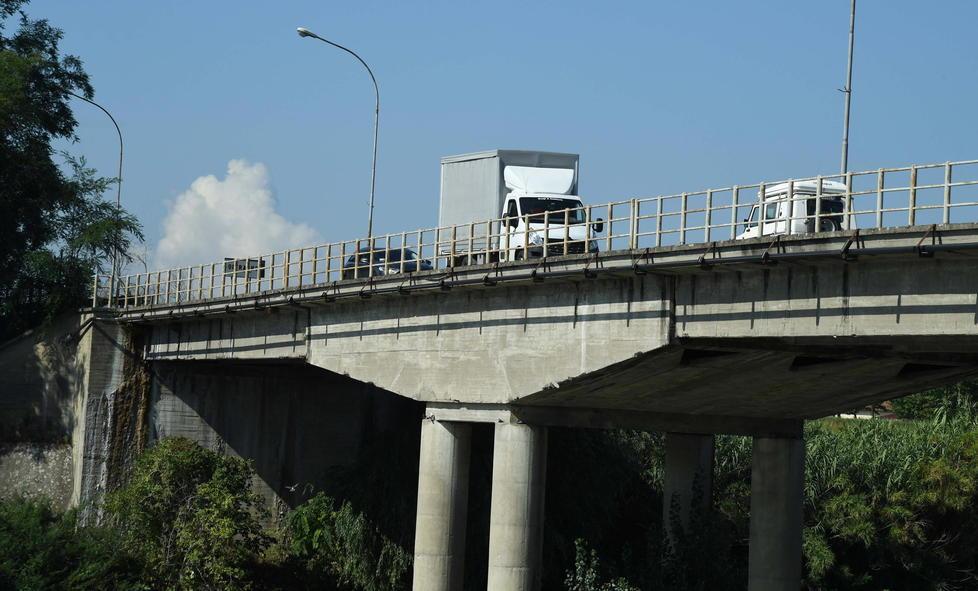 Tiranti e nuovi pali per rendere più sicuro il ponte di Calcinaia