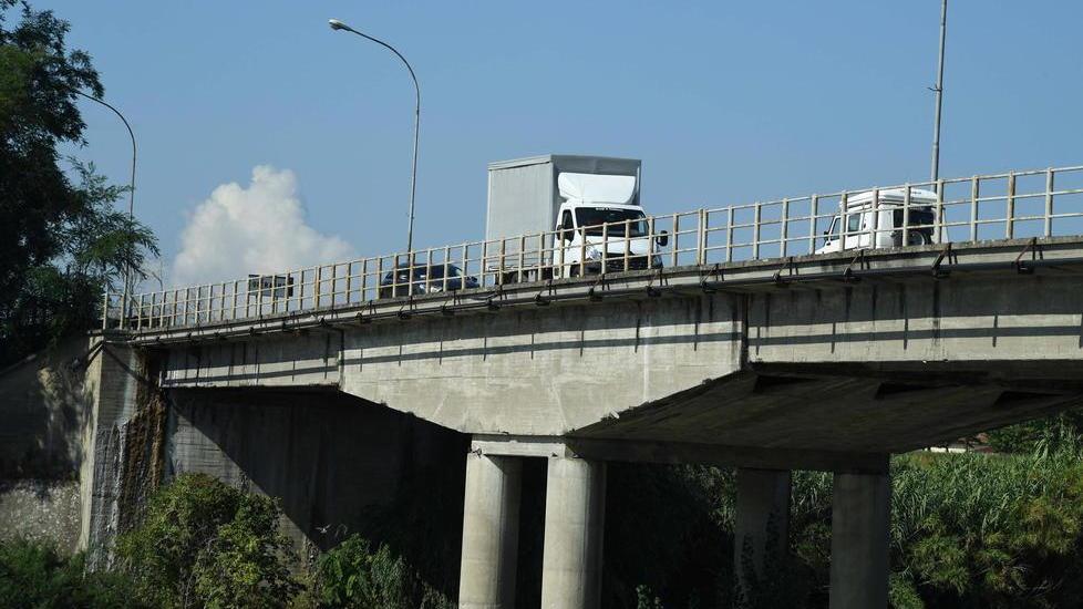 Tiranti e nuovi pali per rendere più sicuro il ponte di Calcinaia