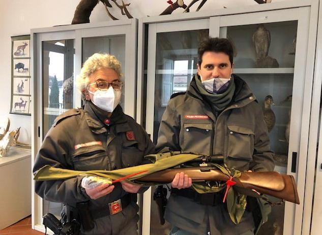 Vanno a caccia di cervi col colpo in canna e senza sicura al fucile