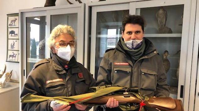 Vanno a caccia di cervi col colpo in canna e senza sicura al fucile