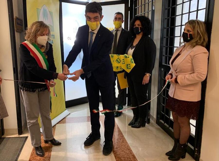 Coldiretti apre i nuovi uffici e dona pacchi solidali a chi è colpito dalla crisi 
