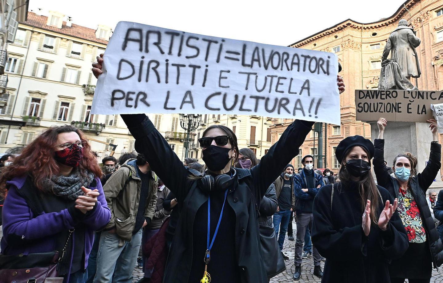 Artisti in piazza: «Cultura whatever it takes» 