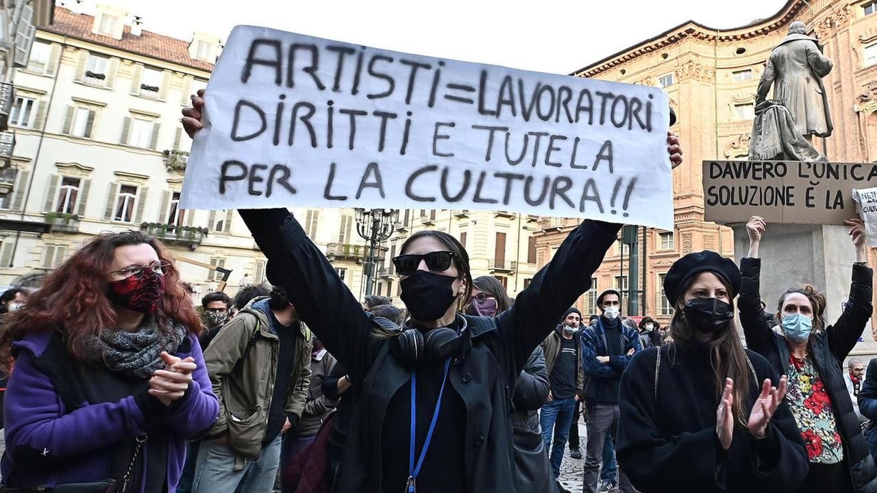 Artisti in piazza: «Cultura whatever it takes» 