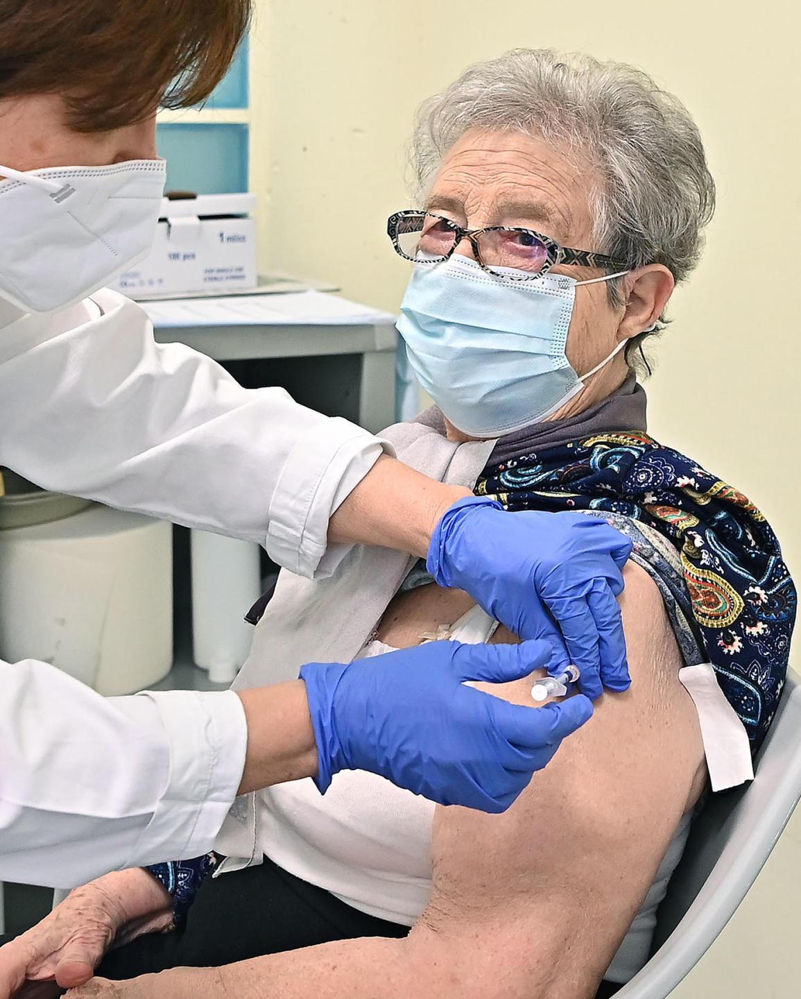 Vaccini per gli over 70: più di 1200 in fila tra Oschiri e Luras