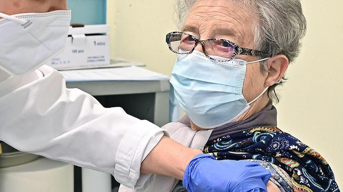 Vaccini per gli over 70: più di 1200 in fila tra Oschiri e Luras