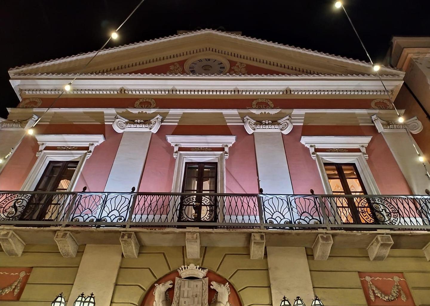 Palcoscenici illuminati «Bisogna rialzare i sipari entro l’estate» 