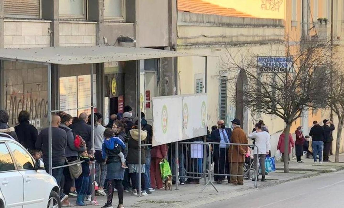 Povertà a Sassari, trecento in fila per pane e pasta 