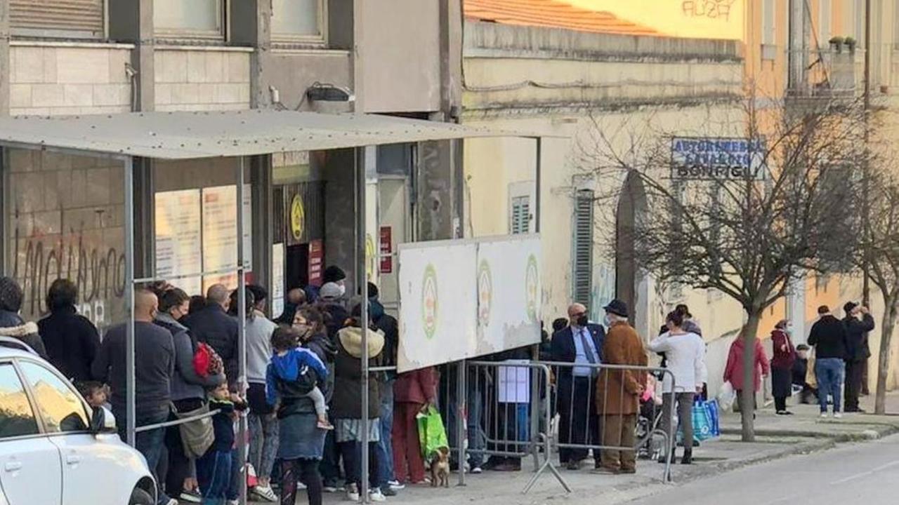 Povertà a Sassari, trecento in fila per pane e pasta