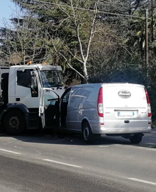Savignano  Furgone delle onoranze funebri si scontra con camion: un ferito 
