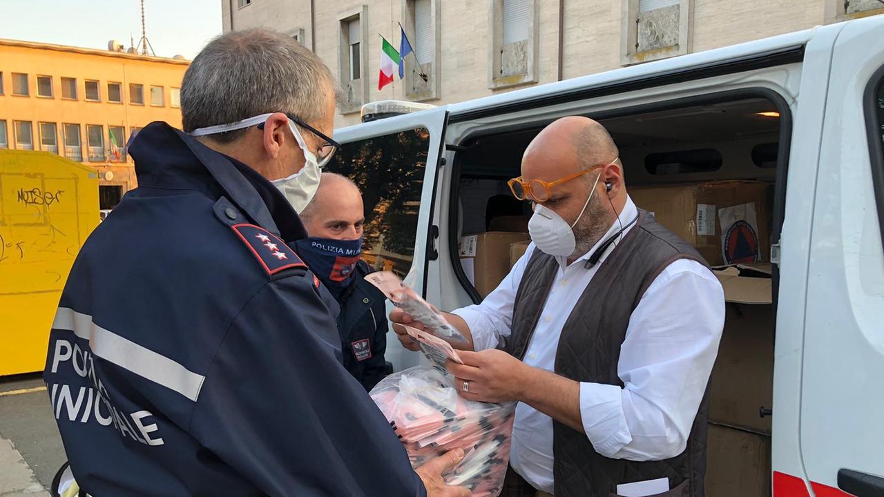 Il sindaco di Cecina Lippi mentre controlla con la polizia municipale alcune mascherine