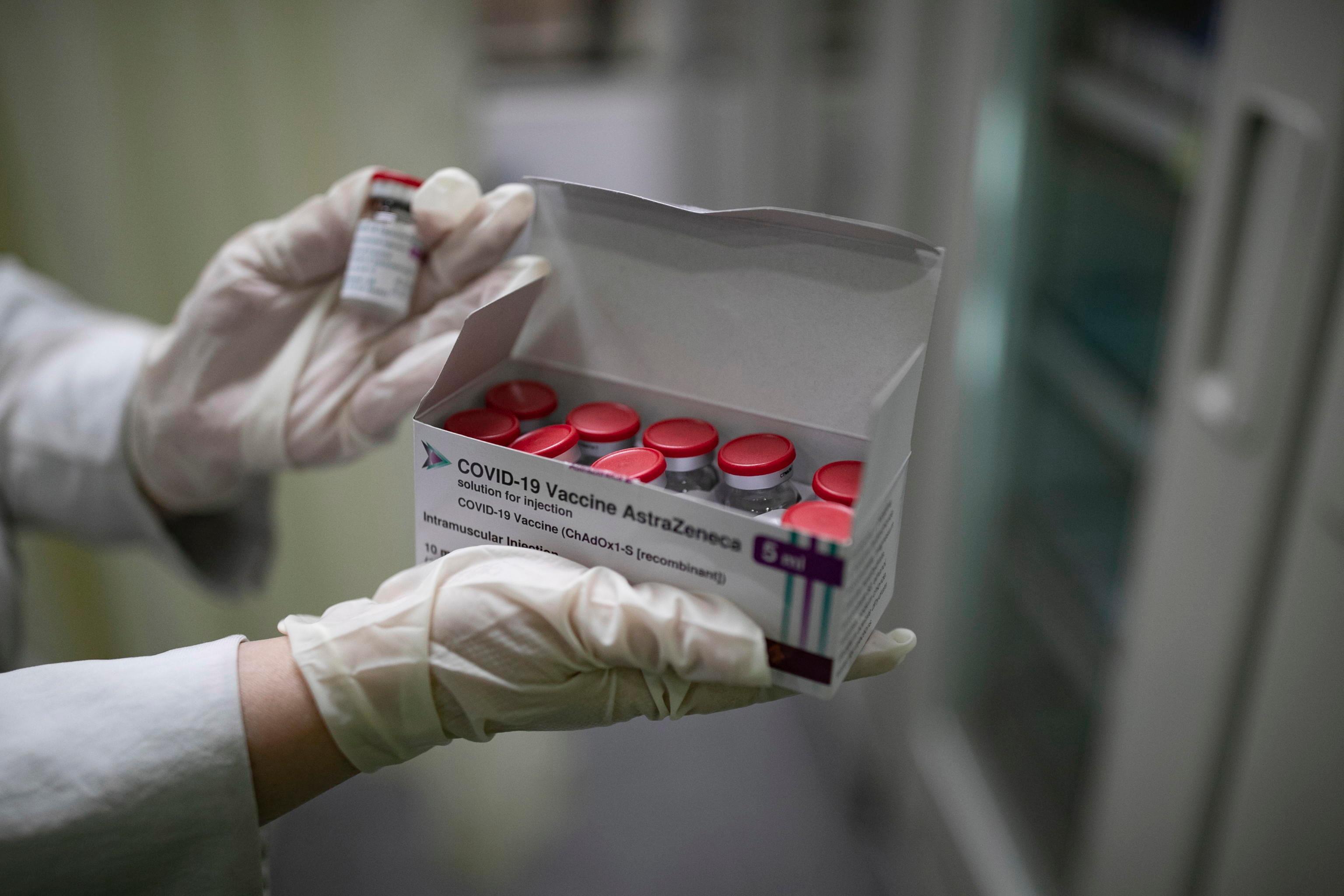 Vaccini in Toscana: dimezzate le dosi AstraZeneca. L’assessore Bezzini: «Così non va» 