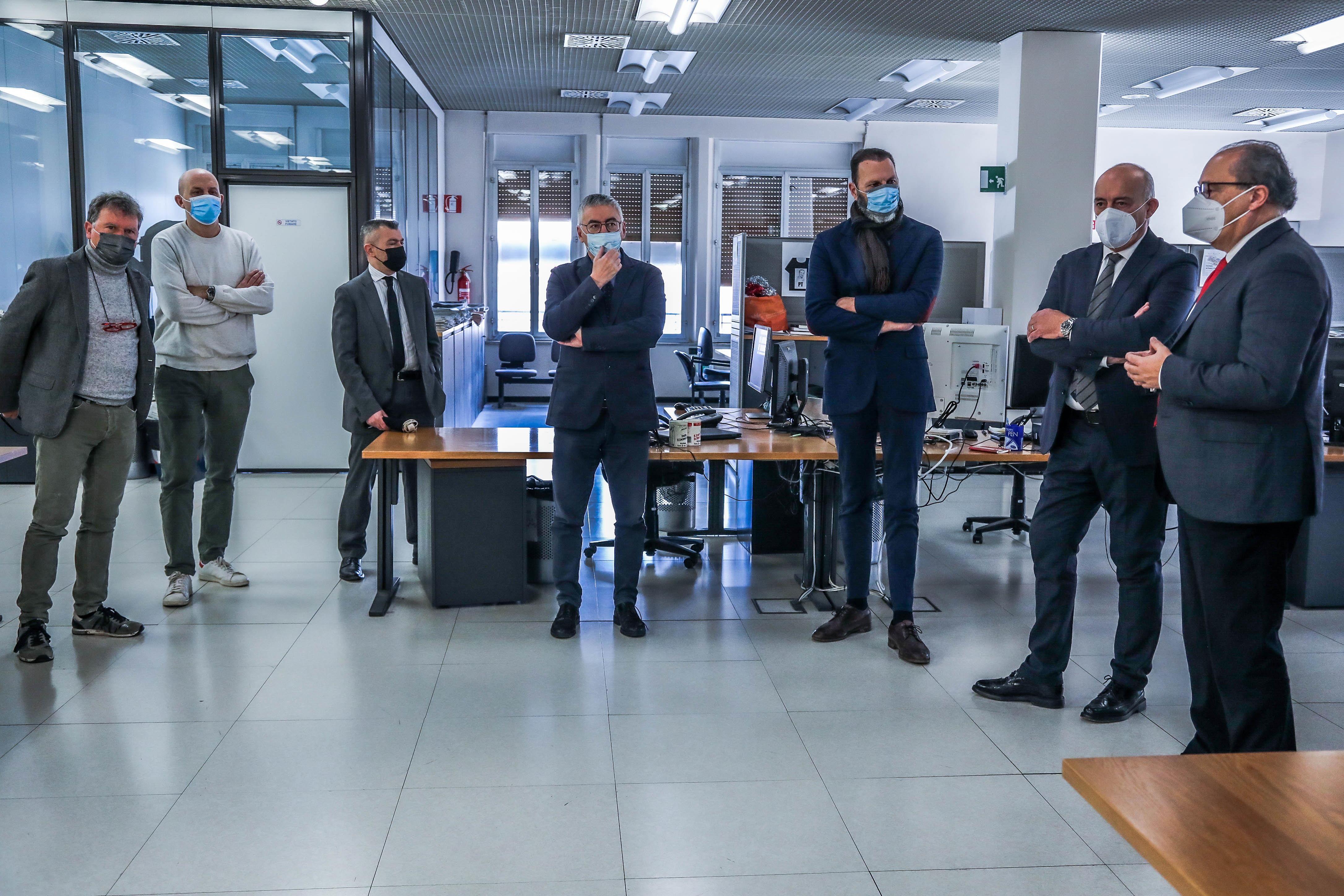 Il prefetto Paolo D’Attilio nella sede del giornale con il direttore Stefano Tamburini e alcuni giornalisti nella redazione del Tirreno