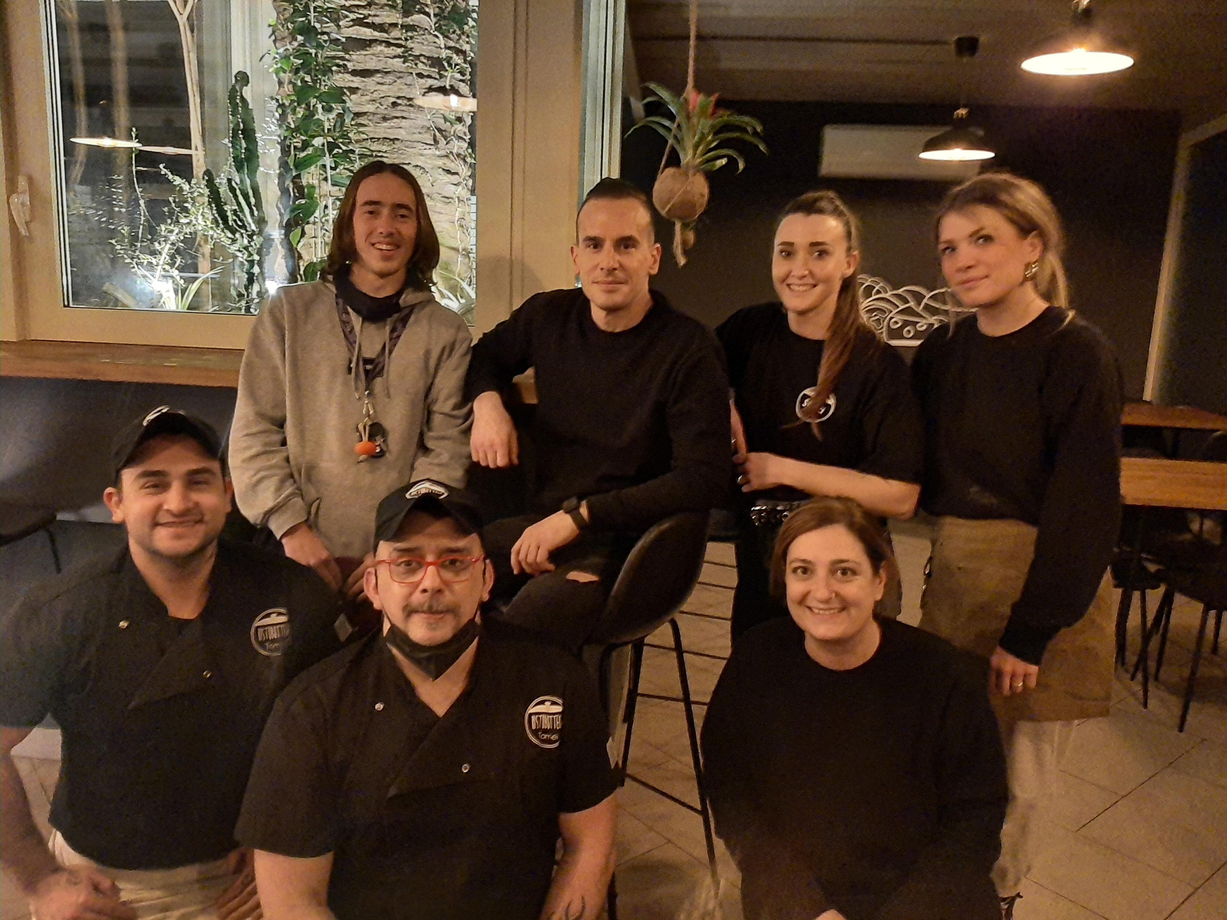 lo staff che lavora alla nuova Ristobottega Tomei di Antignano Filippo Meschini, Silvia Belsito, Andrea Baldanzi, Fabio Lotti, Alice Falleni, Raffaella Lenzi, Giacomo Mariottini