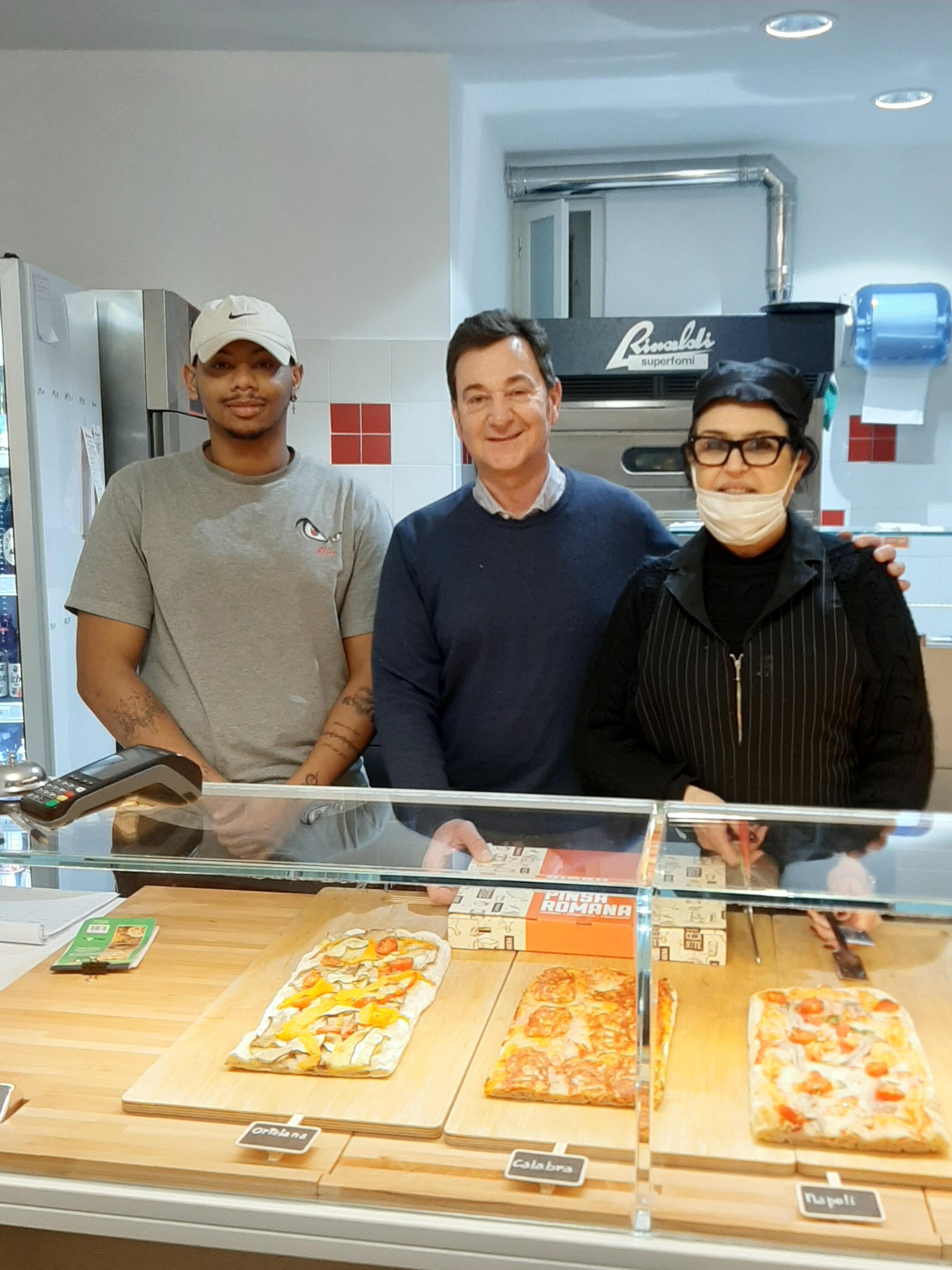 il titolare di PinsaArdenza e della gelateria Ardenza, Stefano Leonardi insieme alla moglie Patrizia Lo Coco e al pizzaiolo Maycon Polonia