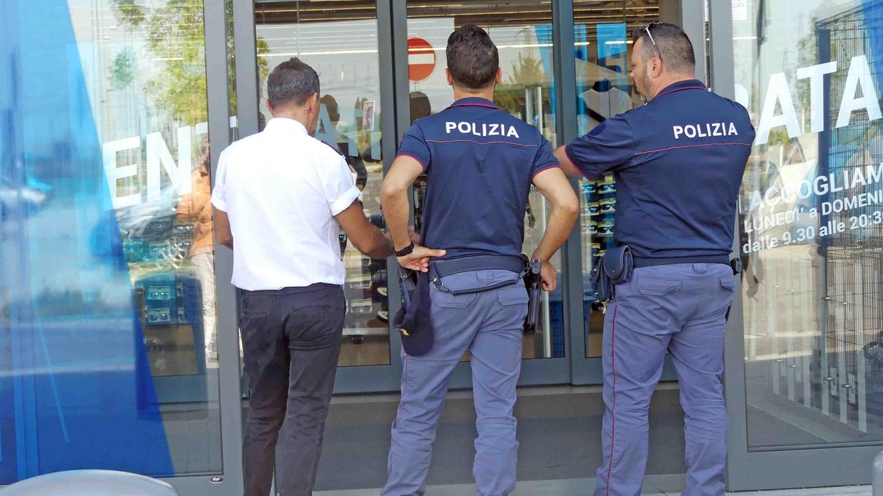 La polizia fuori da Decathlon