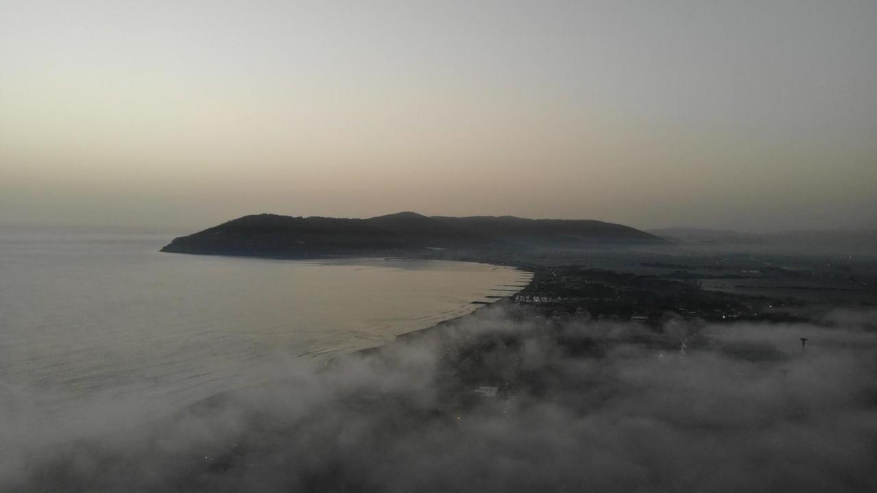 Risveglio lattiginoso sulla costa apuana per la nebbia