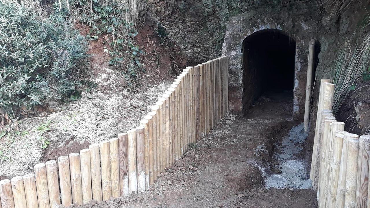 Punta Falcone: pali per consolidare la collina agli ingressi delle due gallerie