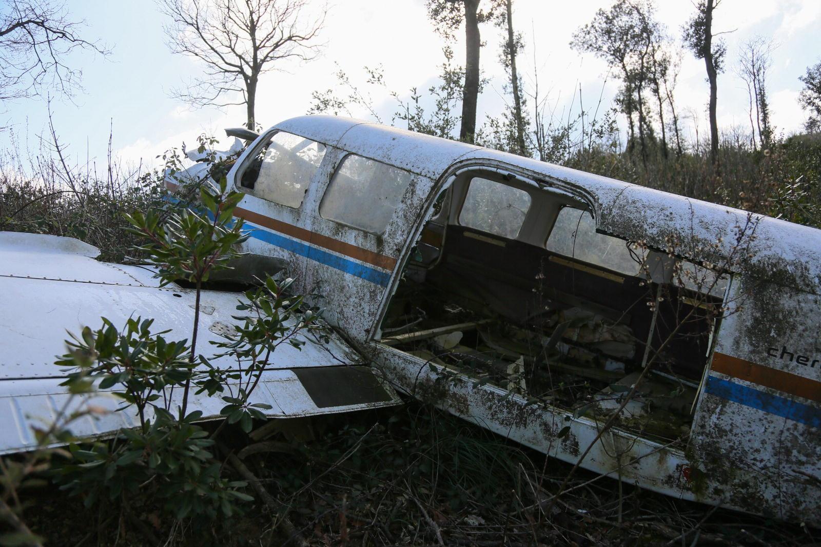 La foto della carcassa del Piper trovata nel bosco è della fotografa Elena Bucelli
