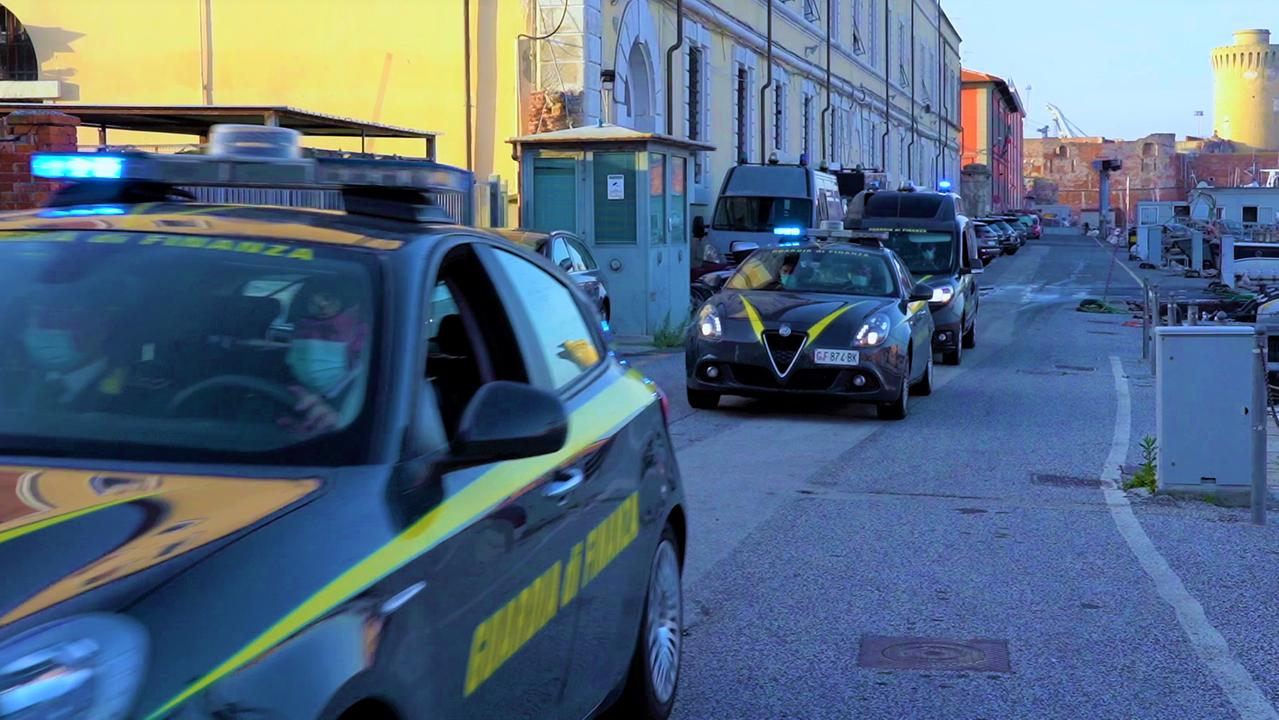 La guardia di finanza in partenza dagli scali Darsena (foto d'archivio)
