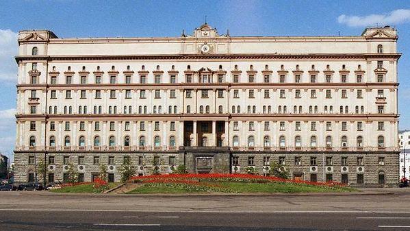 Russia: moscoviti al voto per scegliere statua a Lubyanka
