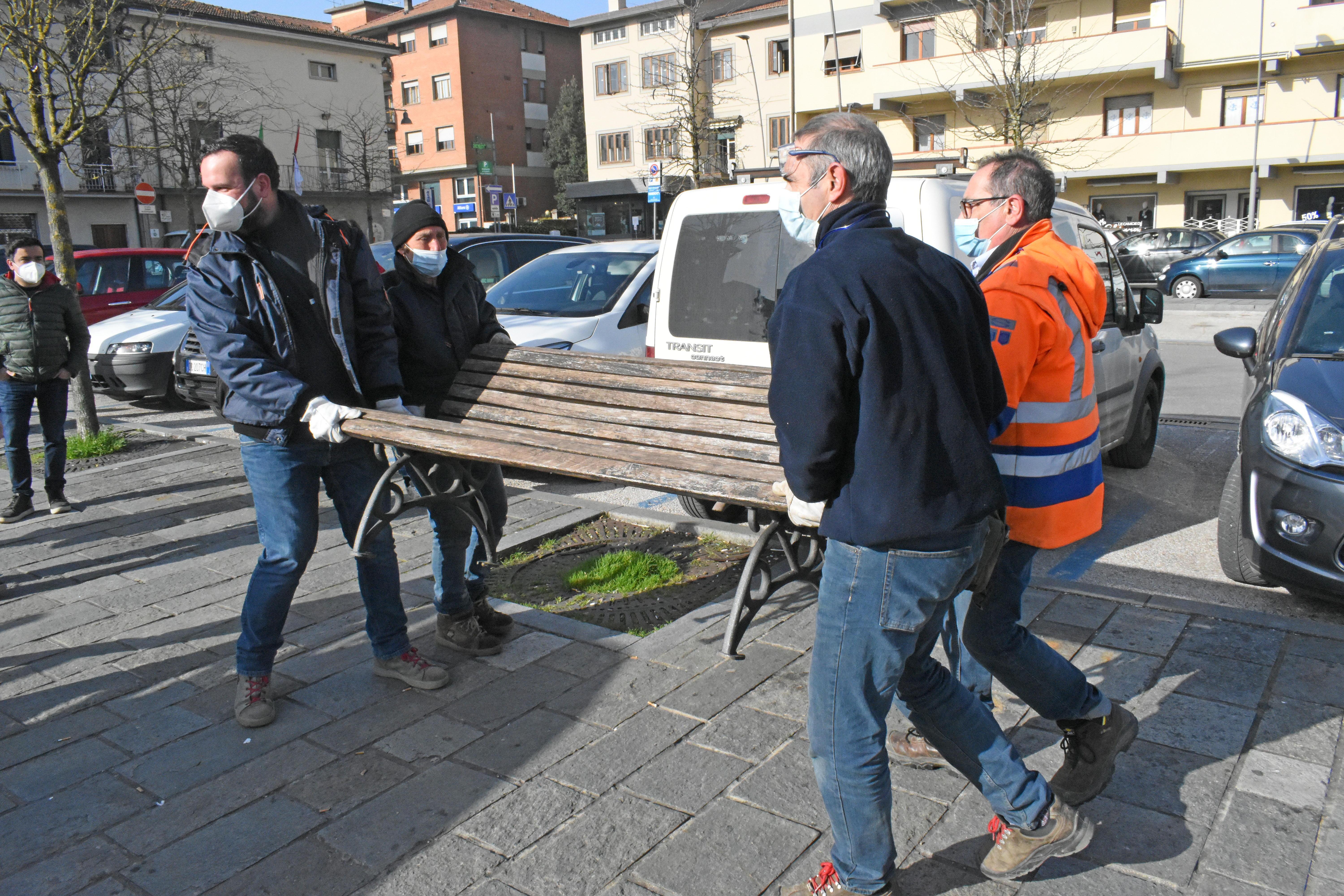 "Basta capannelli in piazza": il sindaco di Quarrata fa smontare tutte le panchine - Video 