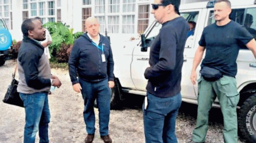 Rocco Leone, il secondo da sinistra, insieme all'ambasciatore e al carabiniere prima della partenza