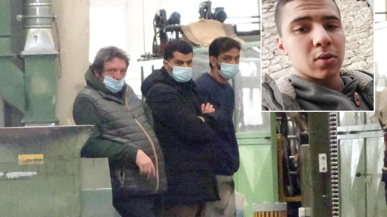 Sabri Jaballah (nel riquadro) e lo sconforto dei colleghi di lavoro il giorno dell'infortunio mortale