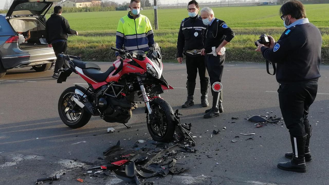Carpi. Motociclista travolto da un'auto: è in gravi condizioni