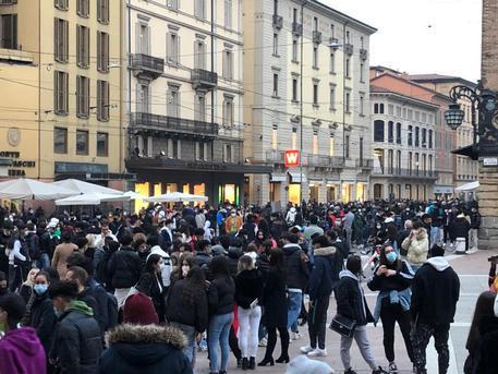 Il centro di Bologna l'ultimo giorno di zona gialla (foto Ansa)