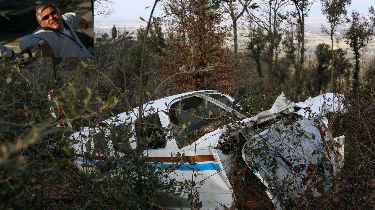 L'aereo che è precipitato e nel riquadro il pilota