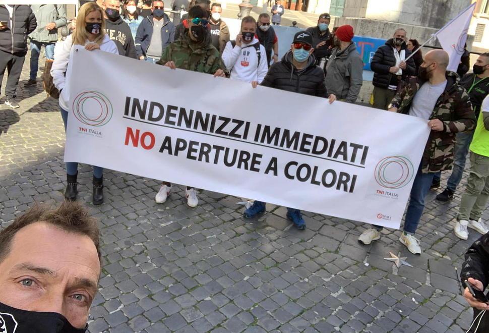 Fabio Gentili (davanti) con gli altri ristoratori a Roma