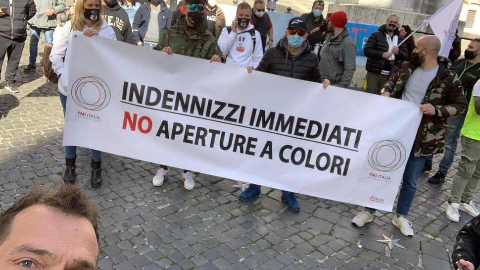 Fabio Gentili (davanti) con gli altri ristoratori a Roma