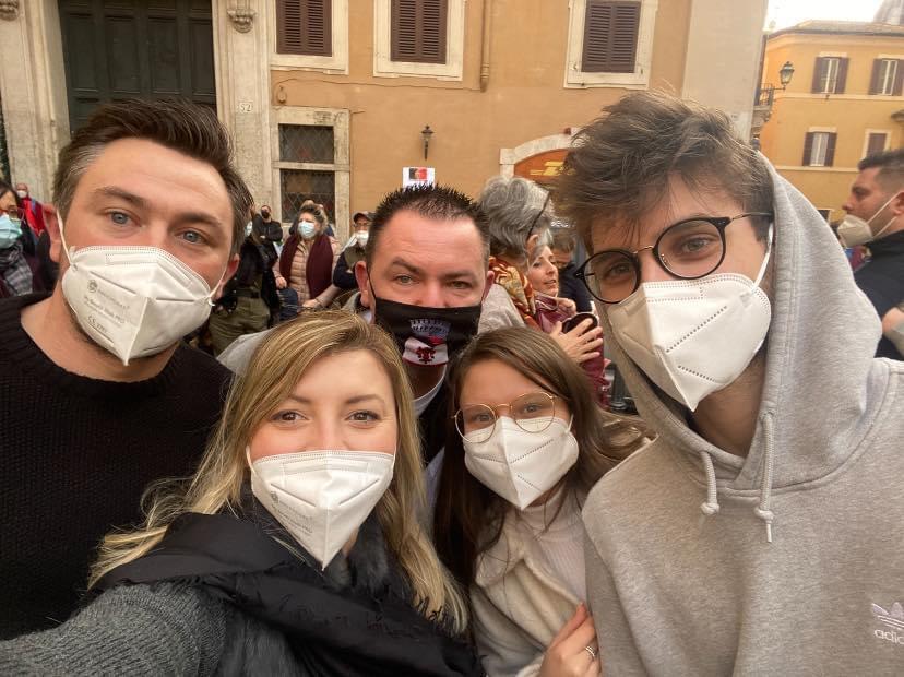 Antonio Sabatino (con la mascherina nera) insieme ad altri manifestanti davanti a Montecitorio
