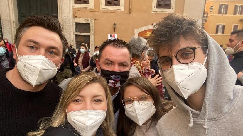 Antonio Sabatino (con la mascherina nera) insieme ad altri manifestanti davanti a Montecitorio