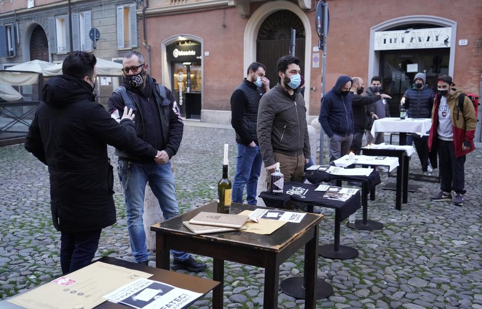 Covid, regole dure fino a Pasqua «I commercianti modenesi sono allo stremo»