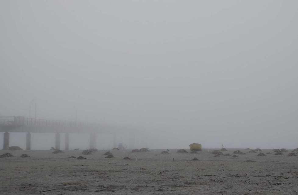 Versilia mozzafiato la nebbia in riva al mare in pieno pomeriggio